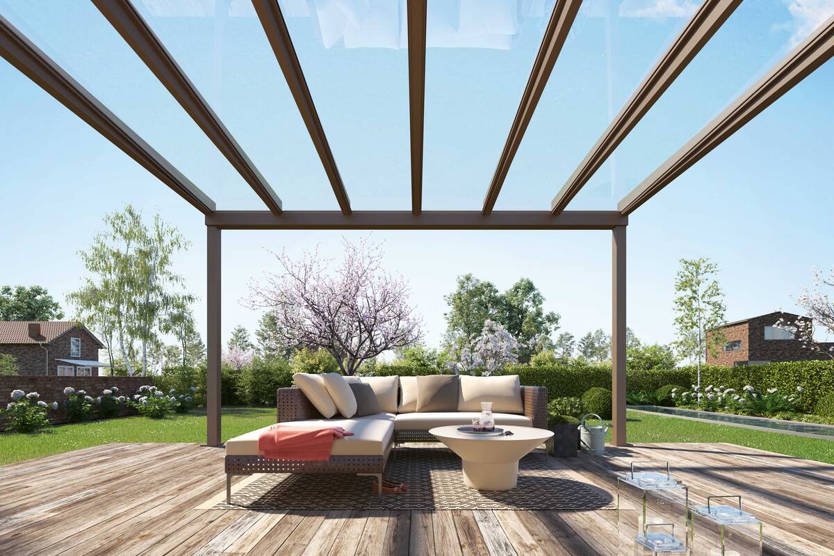 Terrassendach «Terrazza Pure» überzeugt durch eine hochwertige, langlebige Aluminiumkonstruktion. In Dachträger und Pfosten können Dekorleisten und LED-Farbbänder integriert werden. Griesser AG.