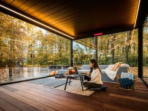 Möglichst viel frische Luft, und wenns ungemütlich wird, das Lamellendach und die Glasschiebewände schliessen: Die «Outdoor-Living»-Lösungen von Renson lassen alle Optionen offen. LED-Leuchten, Heizelemente und Lautsprecher können auf Wunsch integriert werden. Renson.