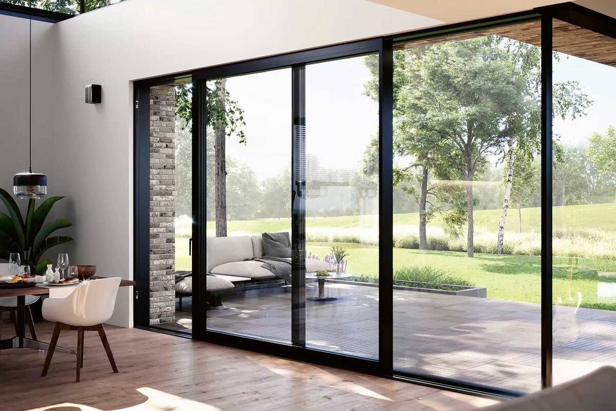 Das Hebe-Schiebefenster «Master Patio» besticht durch klare Linien. Es wird aus recycelten Materialien und nahezu ohne Ausschuss produziert. Reynaers Aluminium AG.