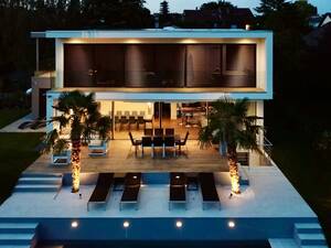 Die raumhohen «Soreg-Glide»-Schiebefenster sind manuell leicht bedienbar und für noch mehr Komfort auch mit einem elektrischen Motor-Antrieb erhältlich. Das ausgeklügelte Schienensystem ermöglicht ein nahezu geräuschloses Gleiten der Fensterfronten. Soreg AG.