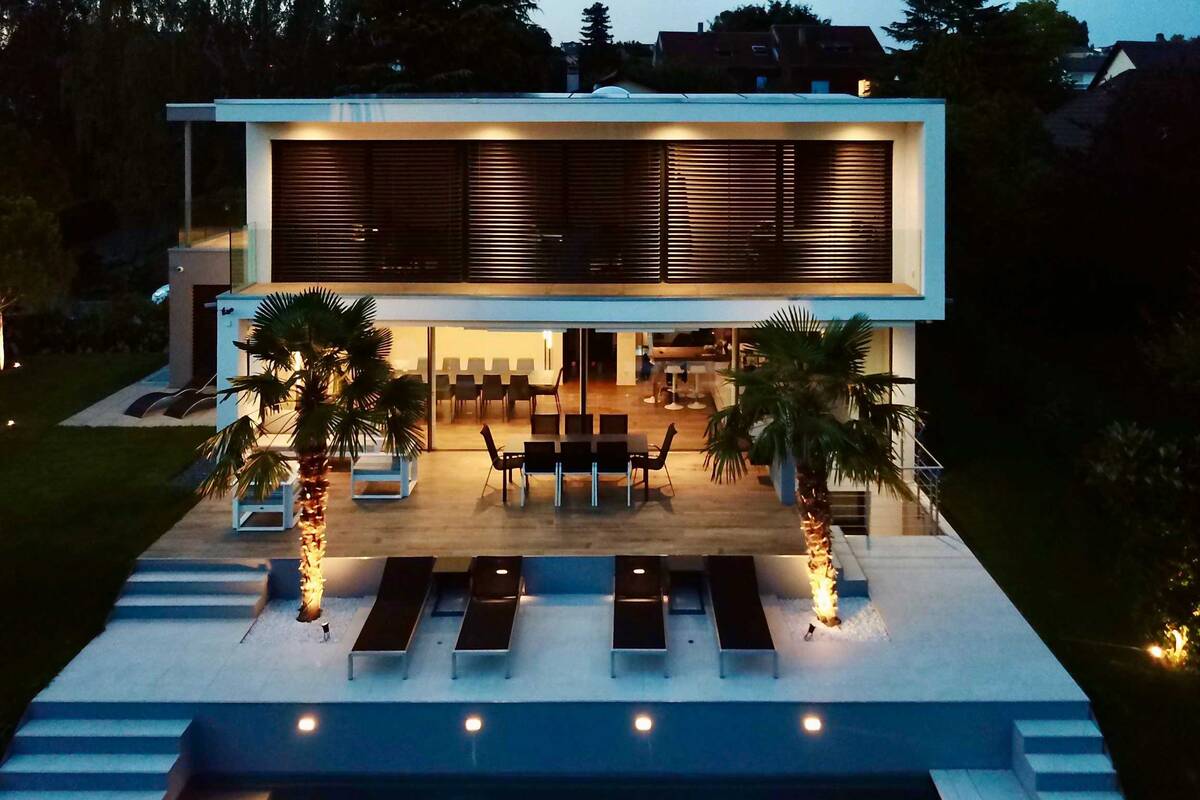 Die raumhohen «Soreg-Glide»-Schiebefenster sind manuell leicht bedienbar und für noch mehr Komfort auch mit einem elektrischen Motor-Antrieb erhältlich. Das ausgeklügelte Schienensystem ermöglicht ein nahezu geräuschloses Gleiten der Fensterfronten. Soreg AG.