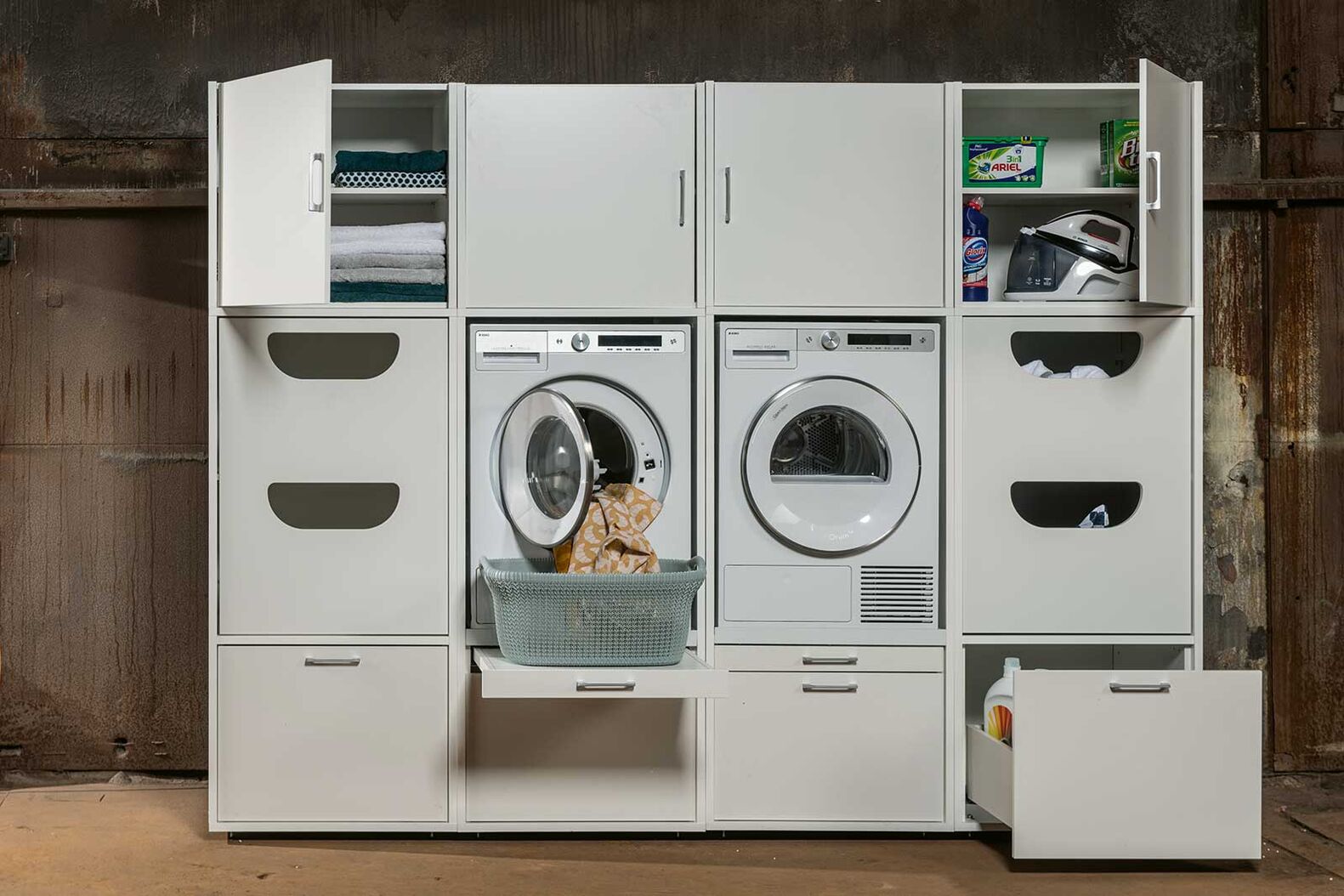 Dank der modularen Einheiten der Waschmaschinenschränke lassen sich Bad- oder Hauswirtschaftsräume praktisch gestalten und die Raumgrösse optimal nutzen. Waschmaschine, Tumbler, Wäsche, Waschmittel, Staubsauger und Bügelbrett finden darin problemlos ihren Platz. Der Schrank kann in einfachen Schritten online selbst konfiguriert werden: Raum abmessen, den Schrank mithilfe des Konfigurators perfekt zusammenstellen und anschliessend den Komfort des Schrankes beim Waschen geniessen. www.washtower.ch