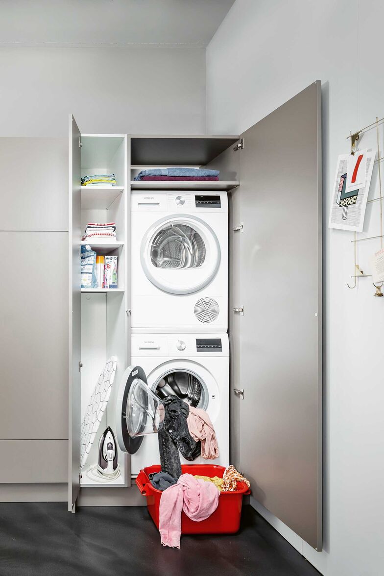 Unordnung rund um die Waschmaschine gehört der Vergangenheit an. Die elegante und stabile Lösung durch den Einbau des Waschturms bringt Ordnung in die Waschküche oder ins Bad. Die Möbel lassen sich sogar in die Küche integrieren – Wäsche, Wäschekorb und Waschmittel finden dank vielseitig wählbarer Elemente ihren Platz. Die Module können mit sämtlichen Elementen aus dem Küchen- und Schrankprogramm verbunden werden. Die speziell für den Hauswirtschaftsraum entwickelten Möbel ermöglichen die Integration von Waschgeräten aller führenden Marken. www.veriset.ch