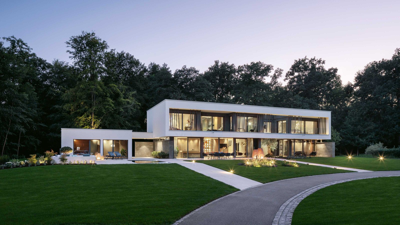 Die vom britischen Architekten Nick Blunt entworfene Villa ist seit kurzem Blickfang im Musterhauspark am Firmensitz im badischen Rheinau-Linx.