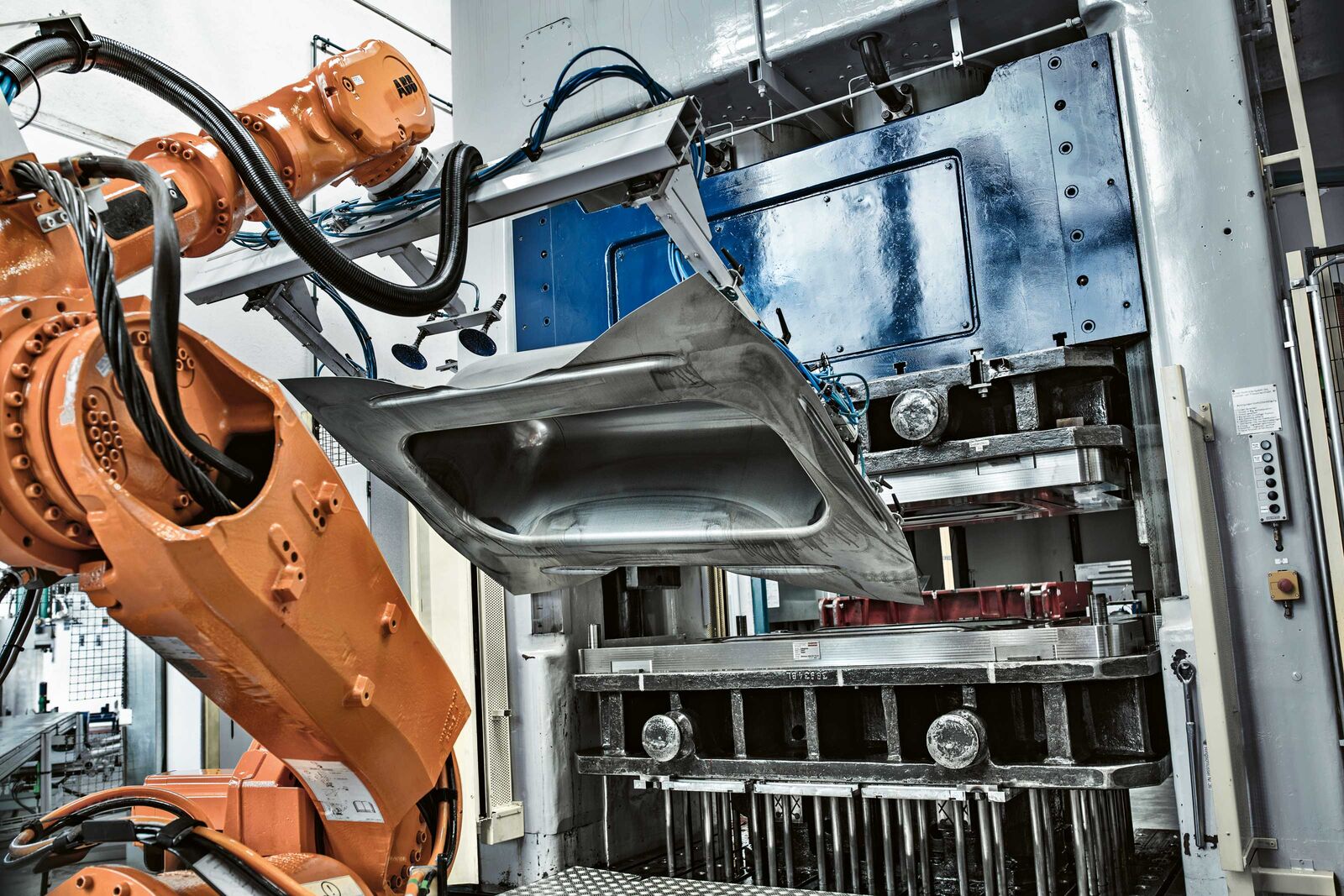 In der Presshalle werden Stahlplatten unter hohem Druck zu Wannen geformt. Fot: Urs Wyss.