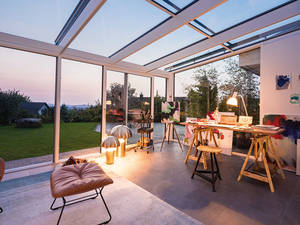 «Wir nennen unsere Wintergärten Immer-Garten, weil man in ihnen leben kann; und zwar immer», heisst es vom Hersteller. Ob es draussen schneit oder ein Herbststurm die Bäume schüttelt, die Sommersonne brennt oder der Mairegen aufs Dach prasselt: Die Konstruktion dieser Wintergärten ist absolut dicht und optimal isoliert. Finstral.