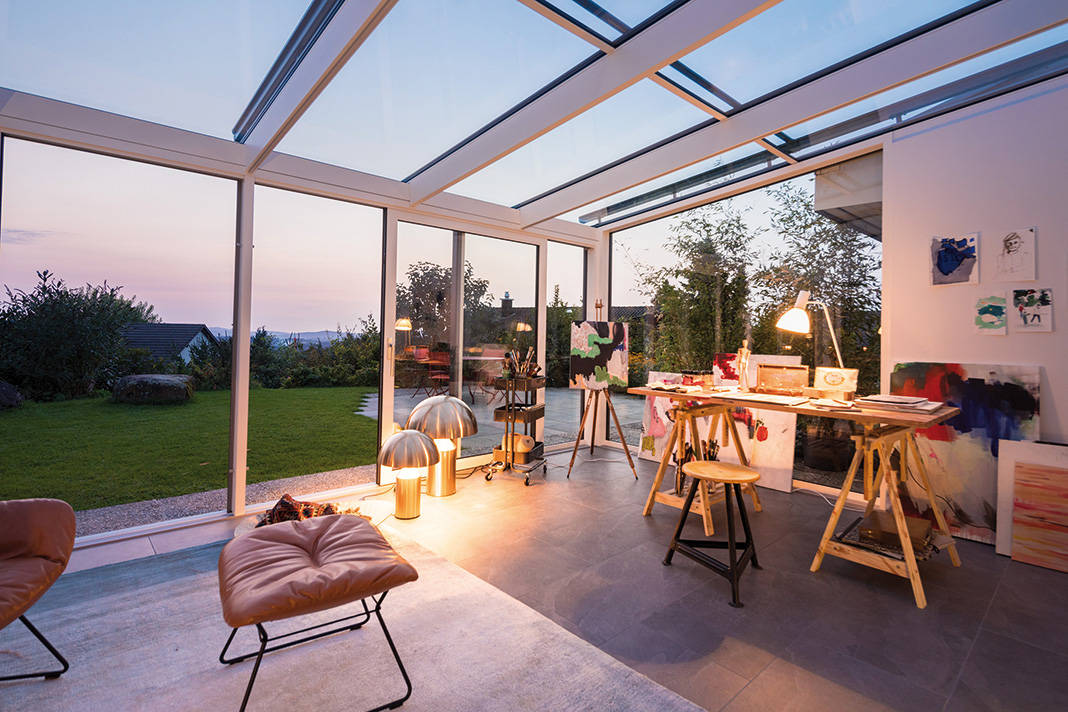 «Wir nennen unsere Wintergärten Immer-Garten, weil man in ihnen leben kann; und zwar immer», heisst es vom Hersteller. Ob es draussen schneit oder ein Herbststurm die Bäume schüttelt, die Sommersonne brennt oder der Mairegen aufs Dach prasselt: Die Konstruktion dieser Wintergärten ist absolut dicht und optimal isoliert. Finstral.