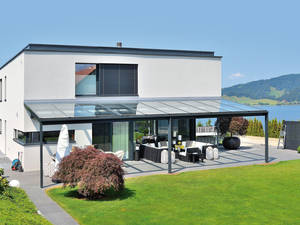 Die Sitzplatzüberdachung in Metall-Glaskonstruktion kann zu einem nicht isolierten geschlossenen Wintergarten ausgebaut werden. Zubag.