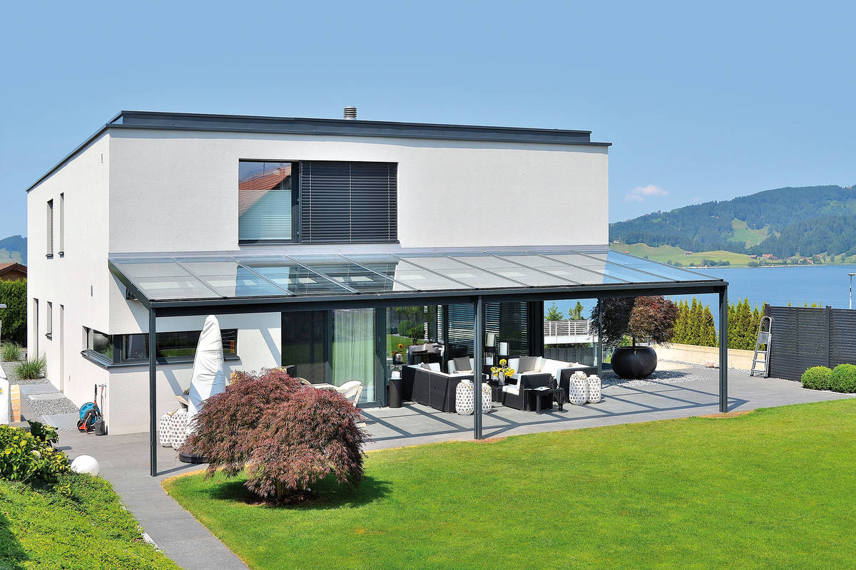 Die Sitzplatzüberdachung in Metall-Glaskonstruktion kann zu einem nicht isolierten geschlossenen Wintergarten ausgebaut werden. Zubag.