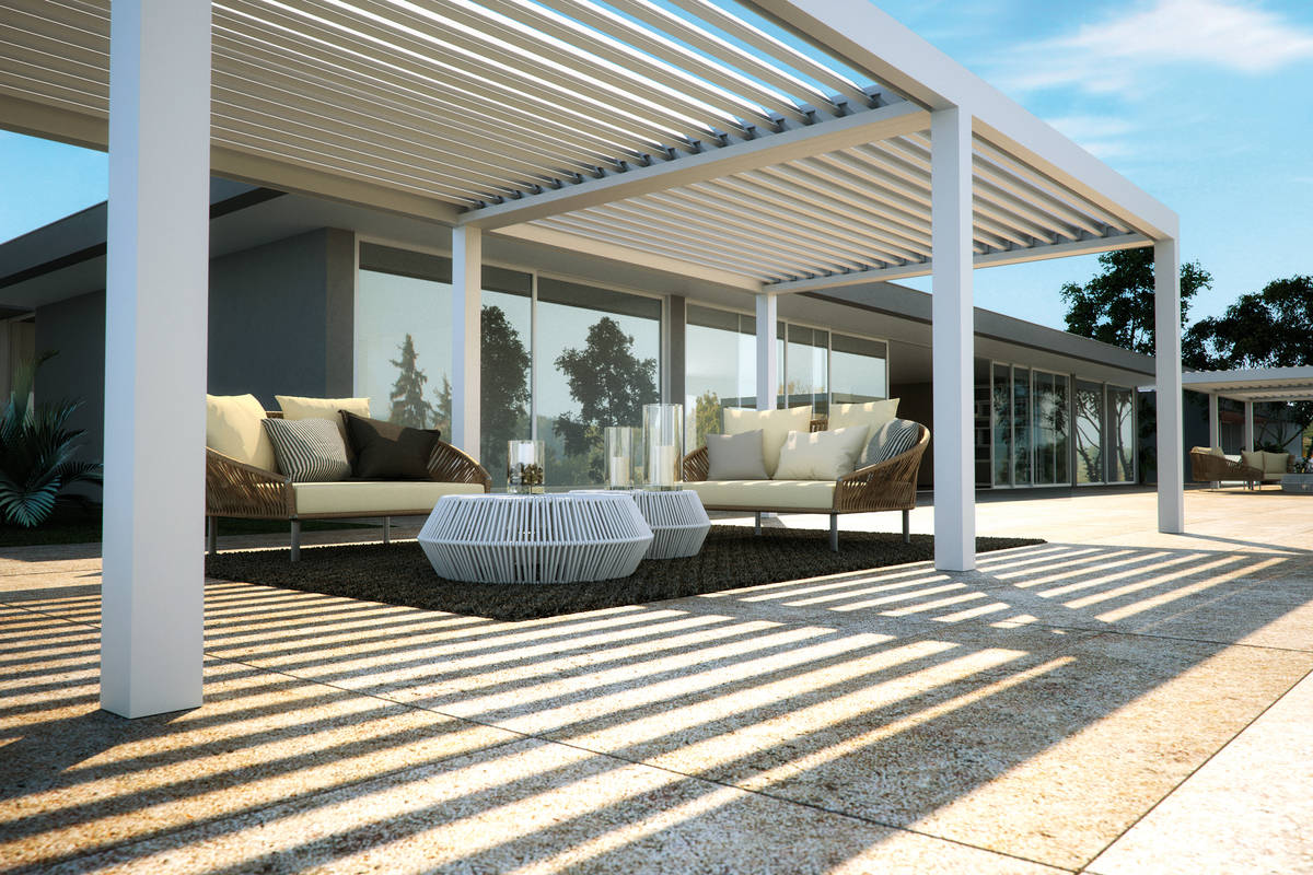 Pergola-Systeme finden zunehmend Einzug in Schweizer Gärten: Sie sind angenehme Schattenplätze im Sommer, schützen gegen Wind und Regen oder fungieren als Sichtschutz. Mit einer hochwertigen Produktpalette geht das italienische Label Pratic auf diese Anforderungen ein: Architektonisch zeitloses Design, verbunden mit vielseitiger Funktionalität hinsichtlich Temperatur, Licht, Belüftung und Schutz. Der Vertriebspartner in der Schweiz liefert und installiert das bewährte Pergola-System. Bild: System «Vision». pm outdoor design.