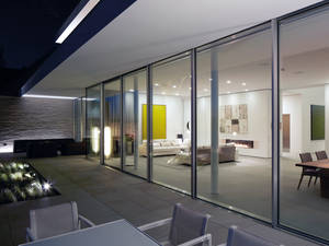 «SOREG®-glide», Serie «X» ist das erste grossformatige, rahmenlose Schiebefenstersystem mit einzigartiger Senkhub-Schwelle. Während bei normalen Hebe- und Schiebetüren die Laufschiene eine gewisse Erhöhung oder Vertiefung (mindestens 15 - 20 mm) zwischen Innen- und Aussenraum aufweist, bietet der Hersteller das weltweit erste absolut barrierefreie Schiebefenstersystem. Beim Öffnen des rahmenlosen Fensters stösst ein Mechanismus im Schwellenprofil ein Aluminiumprofil so hoch, dass das Schwellenprofil komplett bündig zum Boden positioniert wird. Soreg.