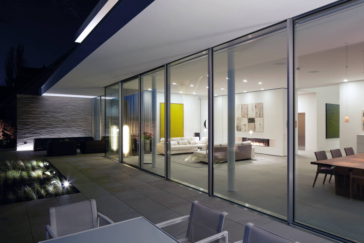 «SOREG®-glide», Serie «X» ist das erste grossformatige, rahmenlose Schiebefenstersystem mit einzigartiger Senkhub-Schwelle. Während bei normalen Hebe- und Schiebetüren die Laufschiene eine gewisse Erhöhung oder Vertiefung (mindestens 15 - 20 mm) zwischen Innen- und Aussenraum aufweist, bietet der Hersteller das weltweit erste absolut barrierefreie Schiebefenstersystem. Beim Öffnen des rahmenlosen Fensters stösst ein Mechanismus im Schwellenprofil ein Aluminiumprofil so hoch, dass das Schwellenprofil komplett bündig zum Boden positioniert wird. Soreg.