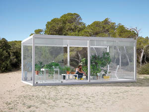 Mit ihren Glaswänden scheint die «Cristal Box» den Raum, in dem sie steht, schwerelos zu bewohnen. Damit integriert sie sich leicht in jede Umgebung und bietet dennoch Schutz vor allen Wetterlagen. Die echte Glasbox ist Teil der Outdoor «Spaces» Kollektion und besteht aus einer eloxierten oder pulverbeschichteten Aluminiumstruktur mit wahlweise einer oder zwei Zugangstüren. Die Dachkonstruktion besteht aus verzinktem Blech. Der Bodenbelag ist «Nowood». Gandia Blasco.
