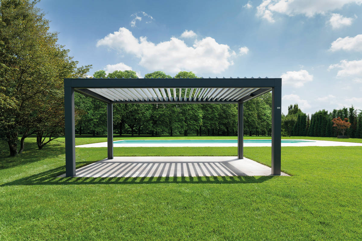«Pratic» sind bioklimatische Pergola-Systeme, die als Gestaltungselemente den Garten bereichern und gleichzeitig angenehme Schattenspender und Schutz gegen Herbst- und Winterwetter sind. «Opera» besitzt einen Tragrahmen aus Alu mit senkrechten Schliessungen und bietet einen Vollschutz. pm outdoor design.