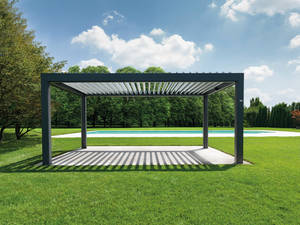 «Pratic» sind bioklimatische Pergola-Systeme, die als Gestaltungselemente den Garten bereichern und gleichzeitig angenehme Schattenspender und Schutz gegen Herbst- und Winterwetter sind. «Opera» besitzt einen Tragrahmen aus Alu mit senkrechten Schliessungen und bietet einen Vollschutz. pm outdoor design.