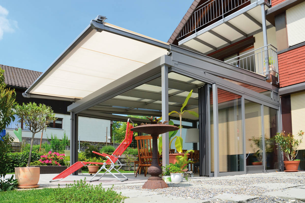 An heissen Tagen hält die grosszügige Markise die Sonne ab und spendet Schatten. Die Roll-Schiebewände lassen sich weit und leicht öffnen – und der Wintergarten wird zum «Aussenraum». Movitec.