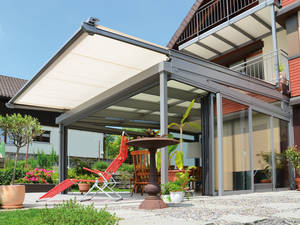 An heissen Tagen hält die grosszügige Markise die Sonne ab und spendet Schatten. Die Roll-Schiebewände lassen sich weit und leicht öffnen – und der Wintergarten wird zum «Aussenraum». Movitec.