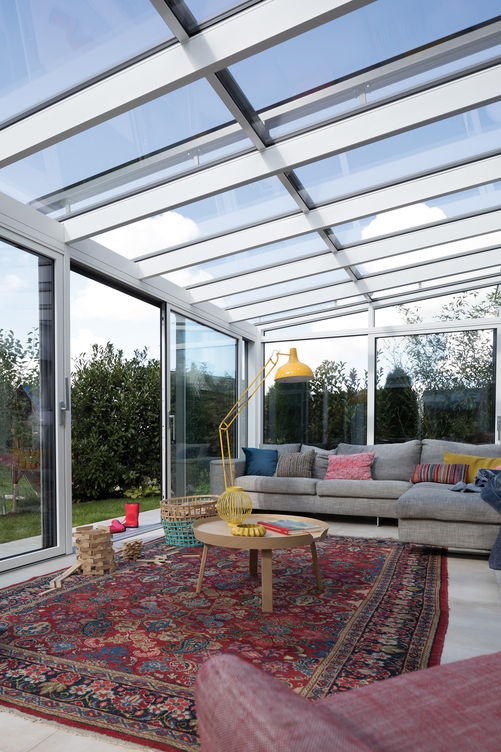 Schmale Rahmen, maximale Glasfläche und ein Glasdach gehören zum Wintergarten «Penta». Der hochwertige Aluminium-Wintergarten wird zum Wohnraum und gleichzeitig zu einer echten Naturerfahrung. Finstral.