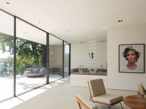 Die für den sehr guten Wärmedämmwert entscheidenden Rahmenprofile bestehen durchlaufend aus Verbundwerkstoff. «Soreg-Glide», Alu-System.