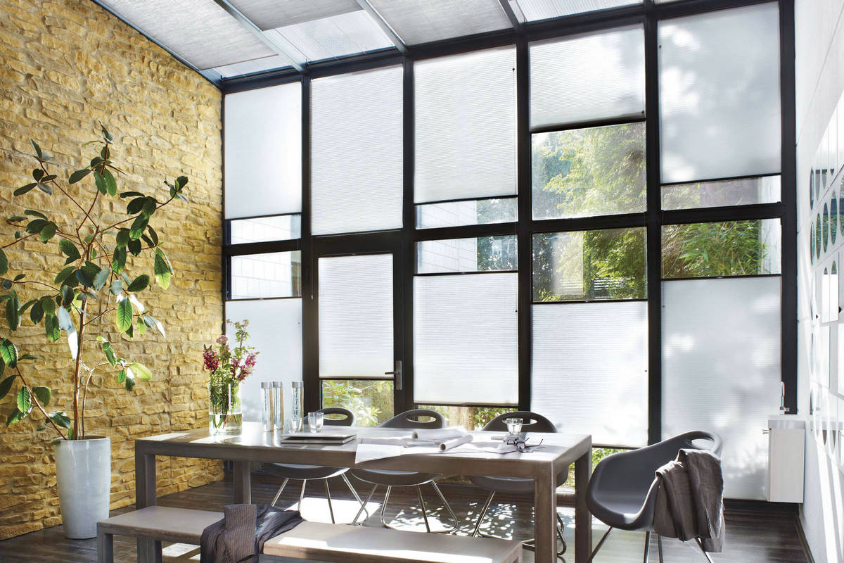 Mit seinen Luftpolstern schützt das Wabenplissee vor Sonnenlicht, aggressiver Hitzeeinstrahlung und UV-Strahlen. «Duette», Hunter Douglas Components.