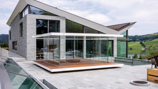 Rundum mit Glas gebaut