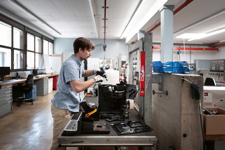 Fachleute verlängern das Leben von Staubsaugern und Kaffeemaschinen: Hier sind das Kleinteilelager und die Reparaturwerkstatt untergebracht.