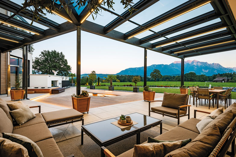 Wenn immer möglich, verbringt die Bauherrschaft Zeit im Garten. Wer den Ausblick vom gedeckten Sitzplatz aus sieht, versteht weshalb.