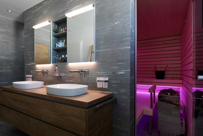 Das Badezimmer der Eltern wird durch eine Sauna aufgewertet. Was wenig erstaunt: Im Winter ist dies der Lieblingsplatz der Bauherren. 