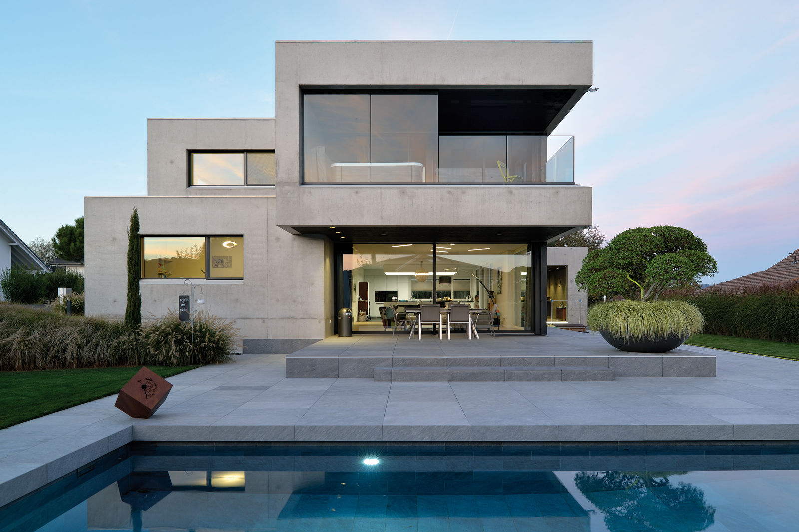 Versetzt angeordnete Kuben geben dem Bau Spannung und lockern das mächtige Volumen. Der Aussenraum wurde detailliert in die Planung einbezogen.