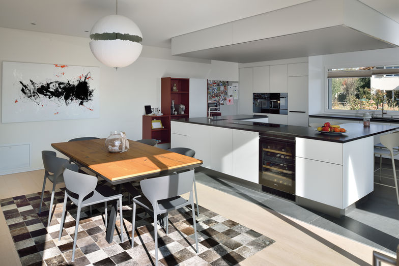 Eine U-förmige Kochinsel mit Bar dominiert die Küche.