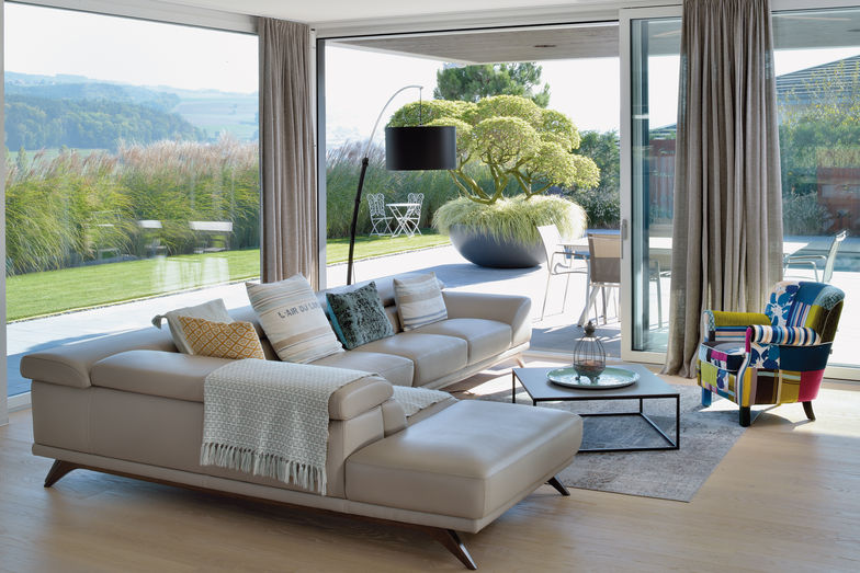 Grosszügige Fensterfronten öffnen den Blick in die Broye-Ebene.