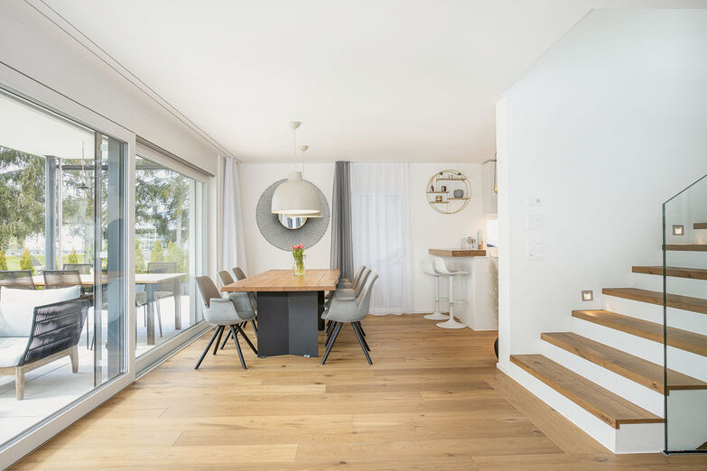 Küche und Essplatz bilden eine Einheit, ohne den offenen Wohncharakter zu beeinträchtigen.