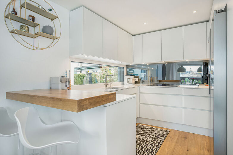 Die Küchentheke ist ein beliebter Treffpunkt.