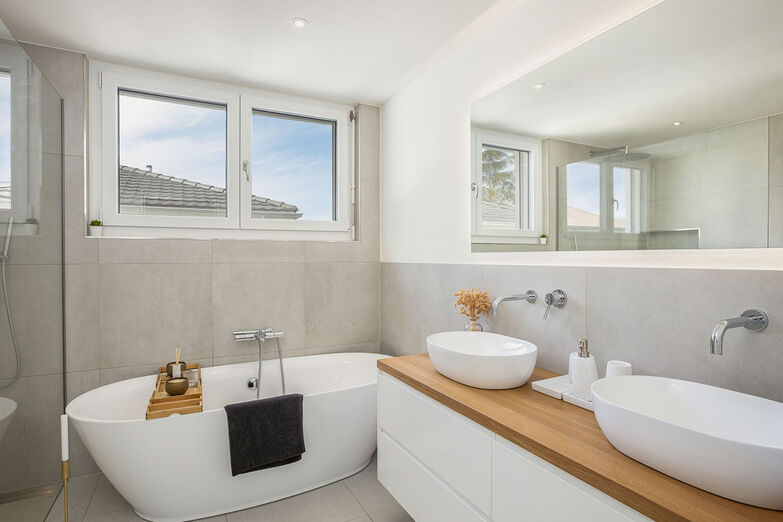 Die hochwertige Materialien im Bad ergeben ein harmonisches Ensemble.