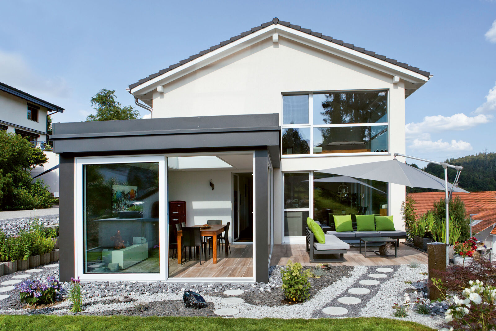 Mit der Hausidee «Blickfang» haben sich die Bewohner ein Bijou mit Wintergarten, gemütlichem Sitzplatz und viel Licht geschaffen.