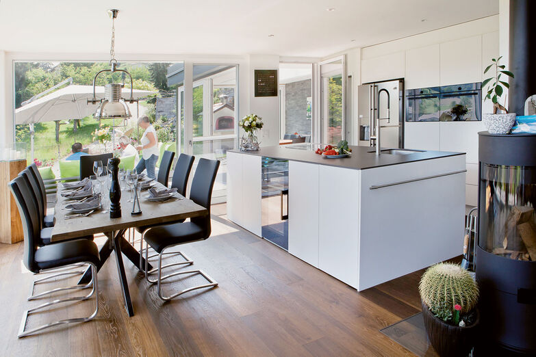 Hochwertige Ausstattung in der Küche: Schränke vom Boden bis zur Decke, Küchengeräte in Augenhöhe, Kochinsel mit Weinkühlschrank.