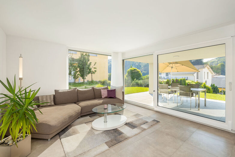 Das Fenster über Eck bringt viel Licht in das Wohnzimmer.