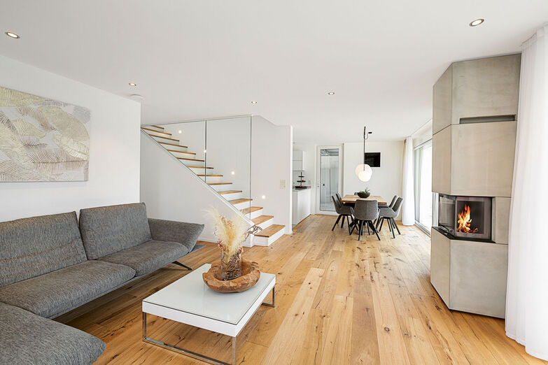 Die verglaste Treppe ­unterstreicht das offene ­Wohnkonzept.