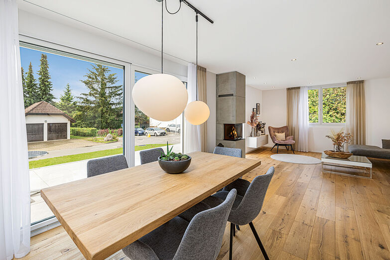 Grosse Schiebefenster öffnen das Erdgeschoss zur Terrasse und zum Garten.