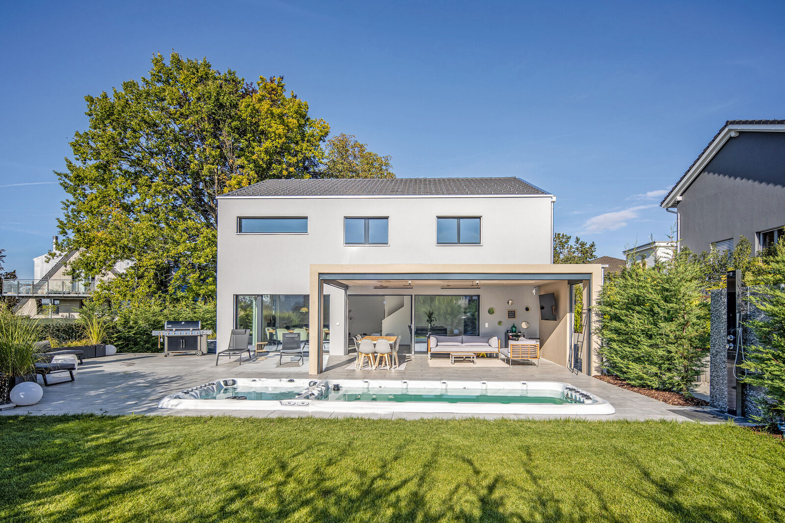 Dank der Hanglage bietet das Einfamilienhaus eine schöne Aussicht und viel Privatsphäre im Garten.