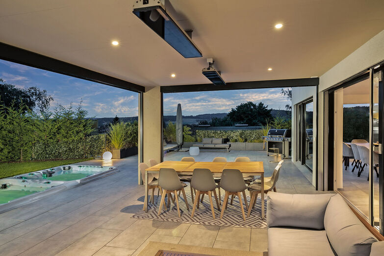 Diverse Lichtquellen ­schaffen im Garten ein schönes Ambiente.