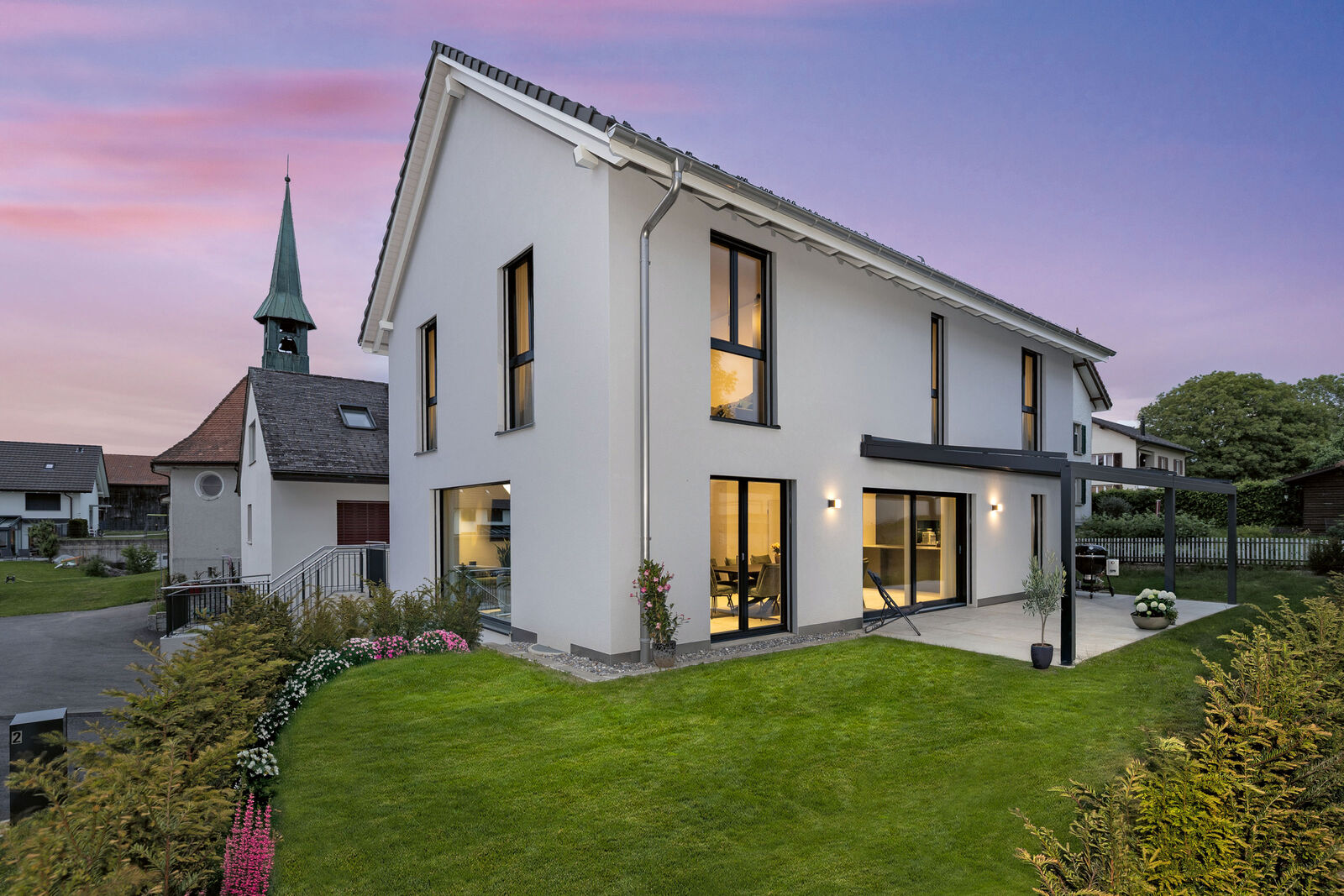 Umgeben von einem gepflegten Garten bietet das Haus ausreichend Platz für eine Familie und lädt mit seiner Terrasse zum Verweilen im Freien ein.