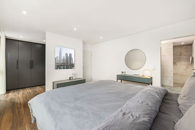 Das Schlafzimmer mit offenem Zugang zur Ankleide und zum Bad lädt zum Träumen ein.