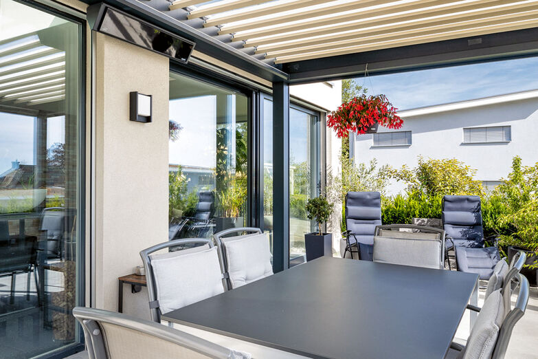 Unter der Pergola ist der Aussensitzplatz bei Bedarf geschützt.