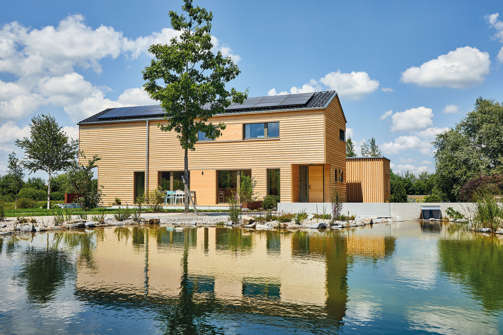 Schon die Holzfassade signalisiert Natürlichkeit.