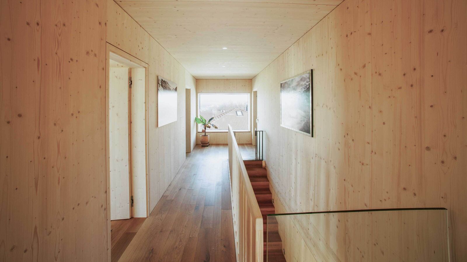 Auch im Obergeschoss dominiert das Material Holz und schafft ein schönes Ambiente.