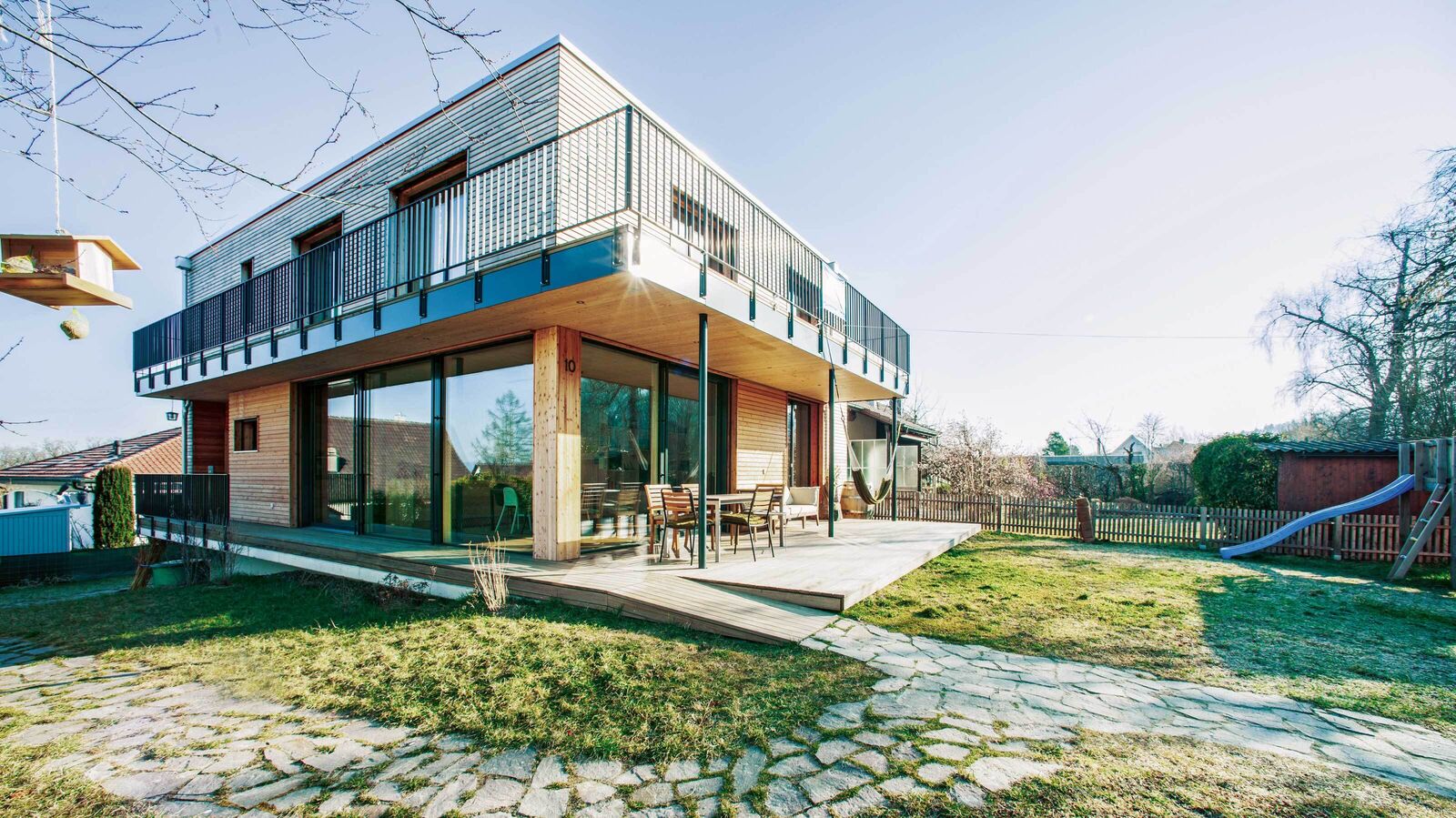 Die strukturierte Holzfassade schützt die 2-geschossige Tragstruktur in Holzrahmenbauweise.