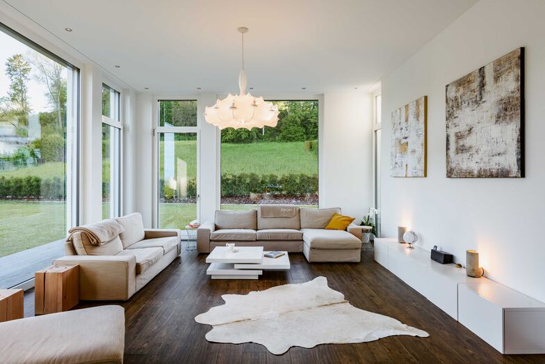 Die Fensterfronten im 3,4 Meter hohen Wohnbereich lassen den Pavillon-Effekt spürbar werden.