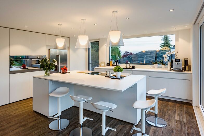 Treffpunkt Küche: Hier wird gekocht, gelacht, gelebt. Der Plattenboden in Holzoptik macht alles mit.