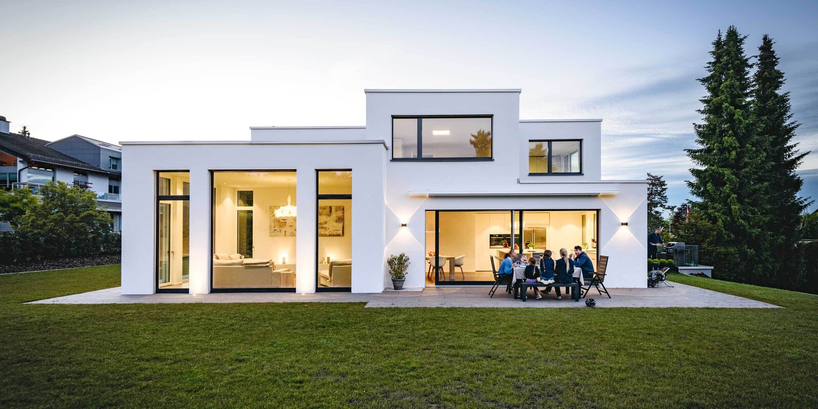 Im Garten laden weite Rasenflächen und lauschige Sitzplätze zum Aufenthalt im Freien ein.